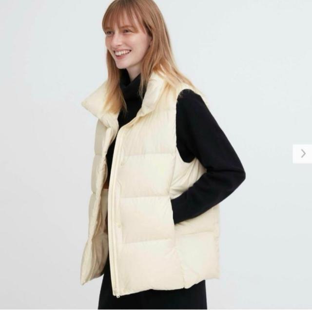 ユニクロ パウダーソフトダウンベスト オフホワイト M < ブランド  ユニクロ パウダーソフトダウンベスト オフホワイト M < ブランドの