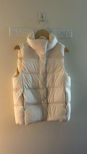 ユニクロ パウダーソフトダウンベスト オフホワイト M < ブランド  ユニクロ パウダーソフトダウンベスト オフホワイト M < ブランドの