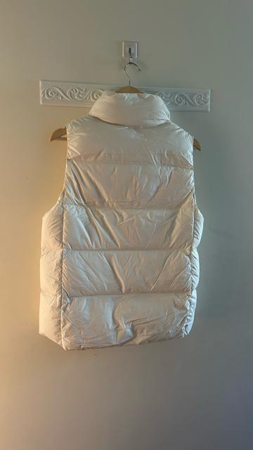 ユニクロ パウダーソフトダウンベスト オフホワイト M < ブランド  ユニクロ パウダーソフトダウンベスト オフホワイト M < ブランドの