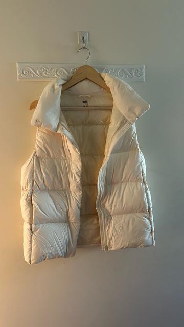 ユニクロ パウダーソフトダウンベスト オフホワイト M < ブランド  ユニクロ パウダーソフトダウンベスト オフホワイト M < ブランドの