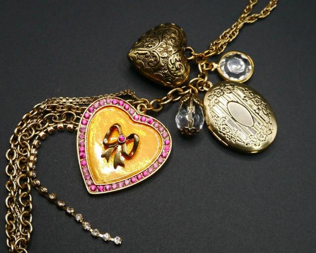 新品 アンティーク調 リボンハートとロケットのロングネックレス レトロ クラシカル ヴィンテージ ヴィクトリアン ゴシック < 女性アクセサリー/時計 新品 アンティーク調 リボンハートとロケットのロングネックレス レトロ クラシカル ヴィンテージ ヴィクトリアン ゴシック < 女性アクセサリー/時計の