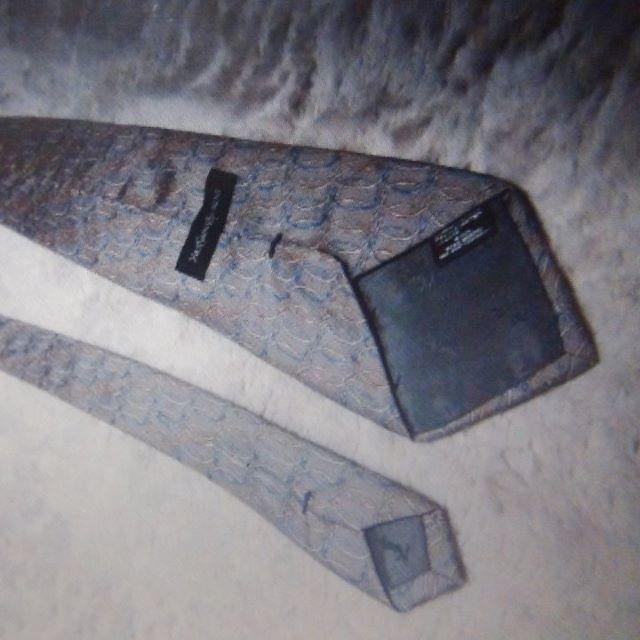 Yves Saint Laurent̃lN^C !B  uh 