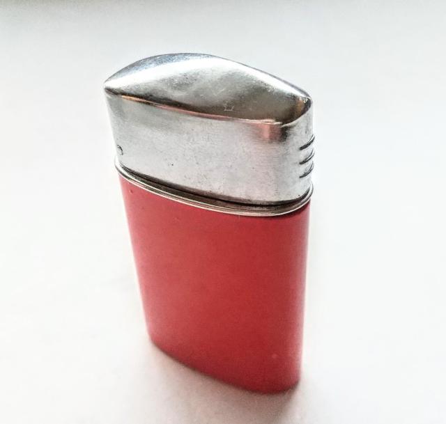昭和レトロ オイルライター 赤色 新品・未使用 錆び付き < 男性ファッション  昭和レトロ オイルライター 赤色 新品・未使用 錆び付き  < 男性ファッションの