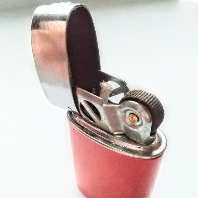 昭和レトロ オイルライター 赤色 新品・未使用 錆び付き < 男性ファッション  昭和レトロ オイルライター 赤色 新品・未使用 錆び付き < 男性ファッションの