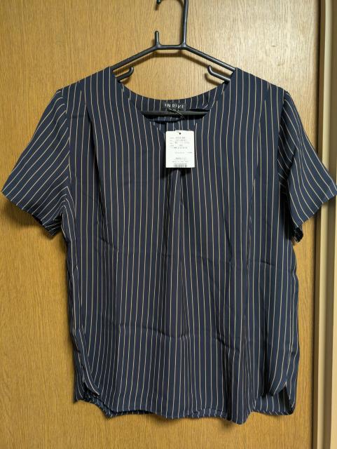 INDIVI昨季新品ネイビーストライプ柄半袖シフォンブラウスVネックブラウス大きいサイズ4111号12号セレモニースーツインナー < ブランド  INDIVI昨季新品ネイビーストライプ柄半袖シフォンブラウスVネックブラウス大きいサイズ4111号12号セレモニースーツインナー  < ブランドの