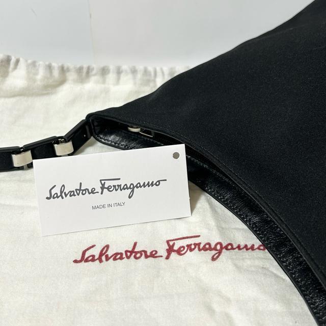 美品 Salvatore Ferragamo フェラガモ ヴァラチェーン ショルダーバッグ D21 8801 ナイロン ブラック < ブランド 美品 Salvatore Ferragamo フェラガモ ヴァラチェーン ショルダーバッグ D21 8801 ナイロン ブラック < ブランドの