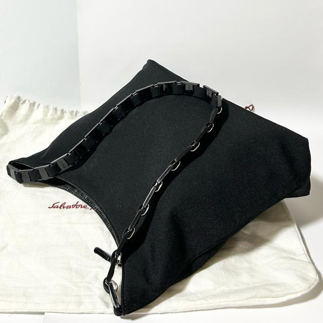 美品 Salvatore Ferragamo フェラガモ ヴァラチェーン ショルダーバッグ D21 8801 ナイロン ブラック < ブランド 美品 Salvatore Ferragamo フェラガモ ヴァラチェーン ショルダーバッグ D21 8801 ナイロン ブラック < ブランドの