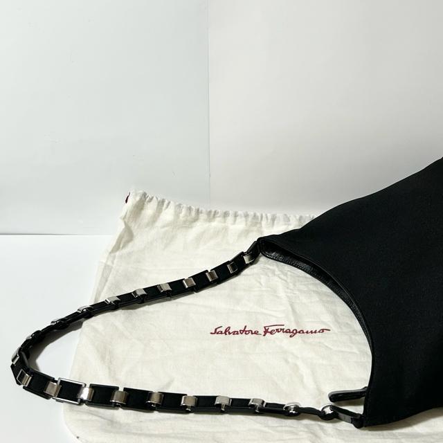 美品 Salvatore Ferragamo フェラガモ ヴァラチェーン ショルダーバッグ D21 8801 ナイロン ブラック < ブランド 美品 Salvatore Ferragamo フェラガモ ヴァラチェーン ショルダーバッグ D21 8801 ナイロン ブラック < ブランドの