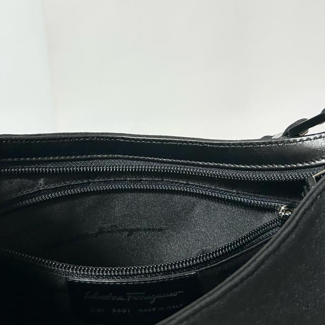 美品 Salvatore Ferragamo フェラガモ ヴァラチェーン ショルダーバッグ D21 8801 ナイロン ブラック < ブランド 美品 Salvatore Ferragamo フェラガモ ヴァラチェーン ショルダーバッグ D21 8801 ナイロン ブラック < ブランドの