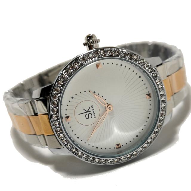 新品・未使用【専用箱付】SK【ジルコニア】美しい輝き放つ腕時計 < 女性アクセサリー/時計  新品・未使用【専用箱付】SK【ジルコニア】美しい輝き放つ腕時計 < 女性アクセサリー/時計の