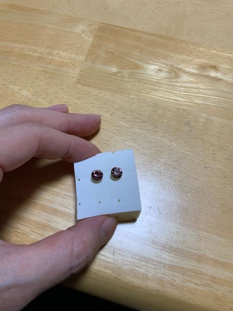 ※訳あり「直径6ミリ 濃いピンクの樹脂製ピアス」 < 女性アクセサリー/時計  ※訳あり「直径6ミリ 濃いピンクの樹脂製ピアス」  < 女性アクセサリー/時計の