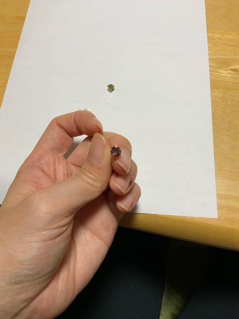 ※訳あり「直径6ミリ 濃いピンクの樹脂製ピアス」 < 女性アクセサリー/時計  ※訳あり「直径6ミリ 濃いピンクの樹脂製ピアス」 < 女性アクセサリー/時計の