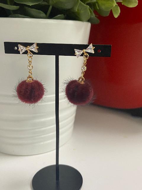 ハンドメイド フェイクファーボールを使用したピアス リボン ワイン < 女性ファッション  ハンドメイド フェイクファーボールを使用したピアス リボン ワイン  < 女性ファッションの