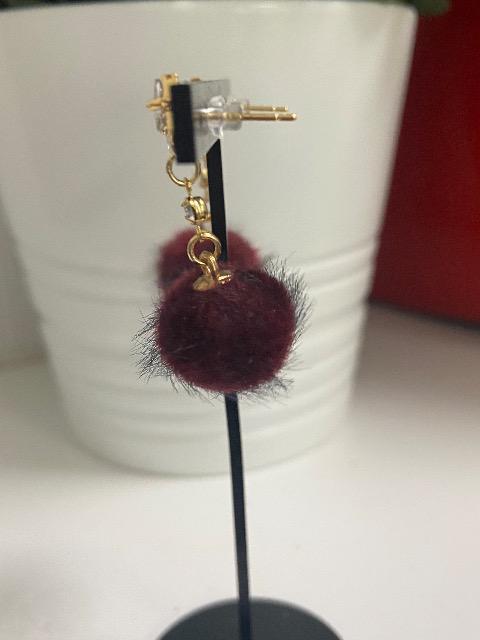ハンドメイド フェイクファーボールを使用したピアス リボン ワイン < 女性ファッション  ハンドメイド フェイクファーボールを使用したピアス リボン ワイン < 女性ファッションの