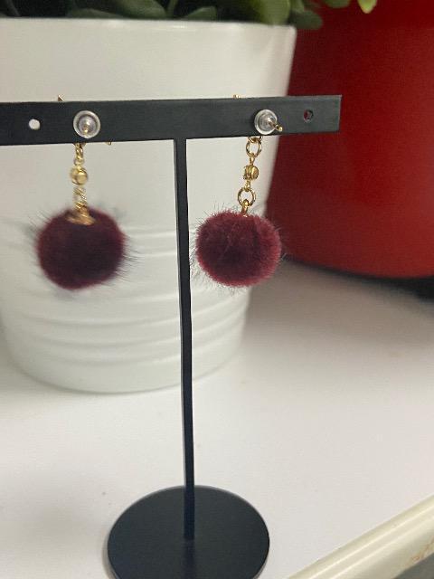 ハンドメイド フェイクファーボールを使用したピアス リボン ワイン < 女性ファッション  ハンドメイド フェイクファーボールを使用したピアス リボン ワイン < 女性ファッションの