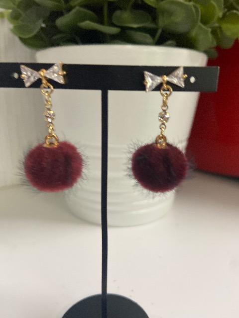 ハンドメイド フェイクファーボールを使用したピアス リボン ワイン < 女性ファッション  ハンドメイド フェイクファーボールを使用したピアス リボン ワイン < 女性ファッションの