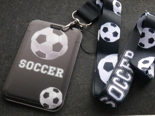 難あり☆新品 サッカー サッカーボール IDカードホルダーケース付ネックストラップ < 男性ファッション  難あり☆新品 サッカー サッカーボール IDカードホルダーケース付ネックストラップ  < 男性ファッションの