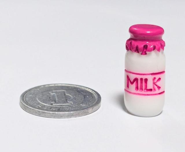 ミニチュア★牛乳瓶A★ラズベリー★ミルク★MILK★色違いあります♪ドールハウスに★ < おもちゃ  ミニチュア★牛乳瓶A★ラズベリー★ミルク★MILK★色違いあります♪ドールハウスに★  < おもちゃの