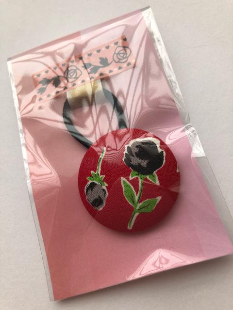 ハンドメイド ヘアゴム 特大 くるみボタン ブラックの薔薇♪ < 女性ファッション  ハンドメイド ヘアゴム 特大 くるみボタン ブラックの薔薇♪ < 女性ファッションの