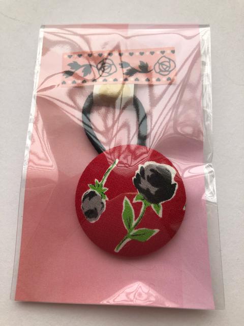 ハンドメイド ヘアゴム 特大 くるみボタン ブラックの薔薇♪ < 女性ファッション  ハンドメイド ヘアゴム 特大 くるみボタン ブラックの薔薇♪ < 女性ファッションの