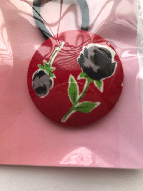 ハンドメイド ヘアゴム 特大 くるみボタン ブラックの薔薇♪ < 女性ファッション  ハンドメイド ヘアゴム 特大 くるみボタン ブラックの薔薇♪ < 女性ファッションの