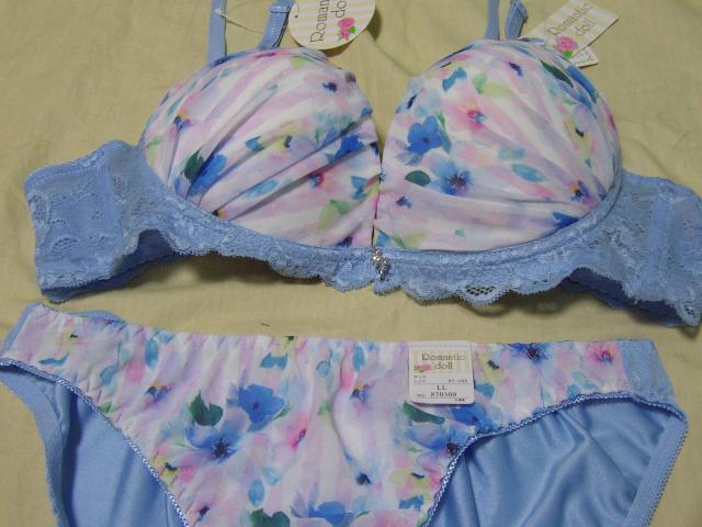 ブルーに花柄模様のC85LLワイヤー入り < 女性ファッション  ブルーに花柄模様のC85LLワイヤー入り < 女性ファッションの