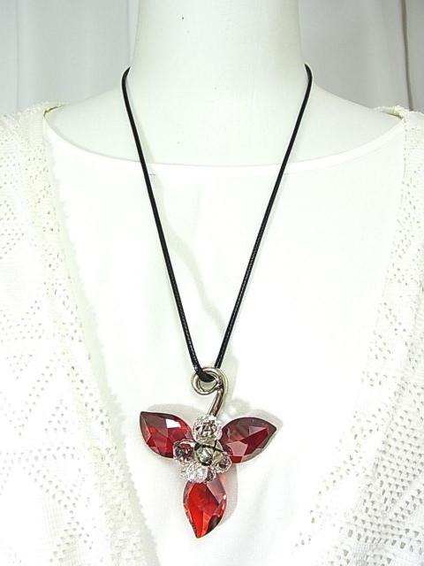 【正規品】Swarovski スワロフスキー ウィンターベリー レッドリーフ&クリアペンダントトップオーナメントネックレス < ブランド  【正規品】Swarovski スワロフスキー ウィンターベリー レッドリーフ&クリアペンダントトップオーナメントネックレス < ブランドの