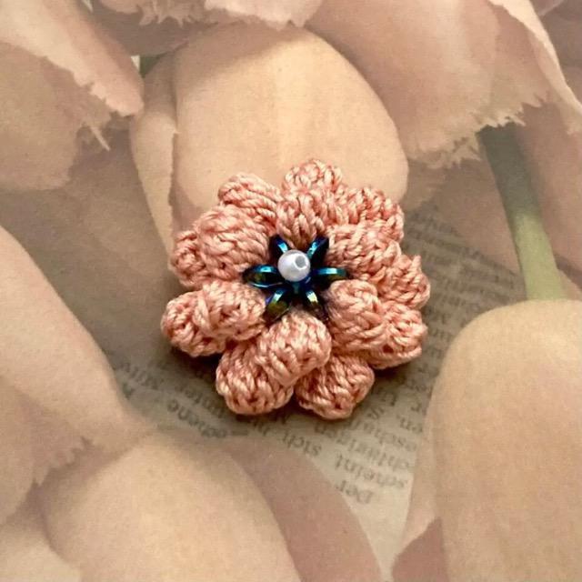 ハンドメイド♪レース編み ぽこぽこ花びらのお花モチーフブローチ < 女性ファッション  ハンドメイド♪レース編み ぽこぽこ花びらのお花モチーフブローチ  < 女性ファッションの