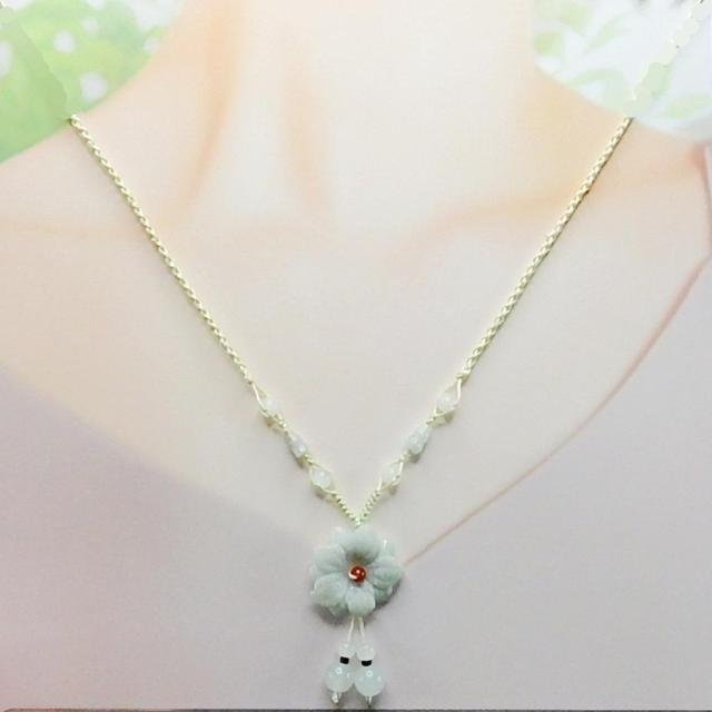 訳有格安処分一点物天然石ひすい花彫り糸ネックレスUK2-2-16a < 女性アクセサリー/時計  訳有格安処分一点物天然石ひすい花彫り糸ネックレスUK2-2-16a < 女性アクセサリー/時計の