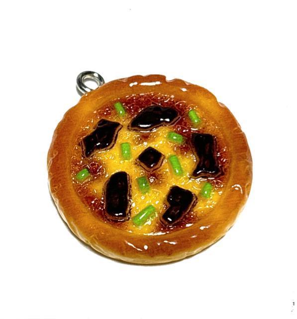 607 焼き立てピザ ホール 1個 樹脂チャーム 食品ミニチュア アクセサリーパーツ オブジェにも < ペット/手芸/園芸 607 焼き立てピザ ホール 1個 樹脂チャーム 食品ミニチュア アクセサリーパーツ オブジェにも < ペット/手芸/園芸の