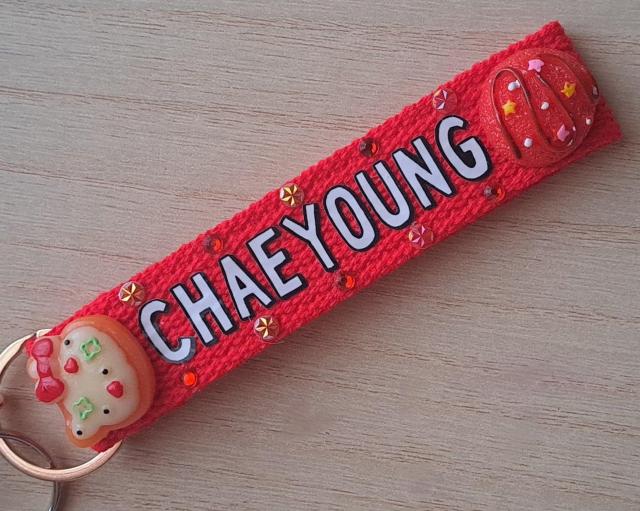 TWICE CHAEYOUNG チェヨン キーホルダー レッド < タレントグッズ TWICE CHAEYOUNG チェヨン キーホルダー レッド < タレントグッズの