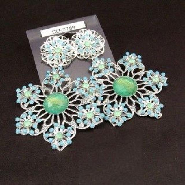 新品ゴスロリ姫系アンティーク調花ストーンピアス < 女性アクセサリー/時計  新品ゴスロリ姫系アンティーク調花ストーンピアス  < 女性アクセサリー/時計の