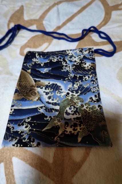 ★処分品★新柄=紺×滝登り鯉和柄ナナメ掛巾着袋 < キッズ/ベビー  ★処分品★新柄=紺×滝登り鯉和柄ナナメ掛巾着袋  < キッズ/ベビーの