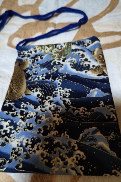 ★処分品★新柄=紺×滝登り鯉和柄ナナメ掛巾着袋 < キッズ/ベビー  ★処分品★新柄=紺×滝登り鯉和柄ナナメ掛巾着袋 < キッズ/ベビーの