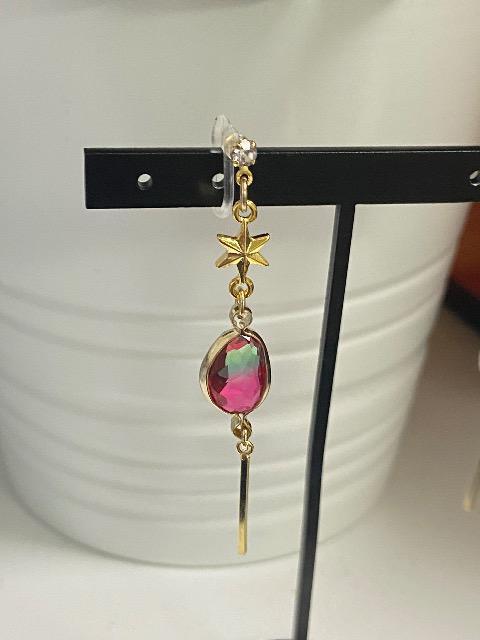 ハンドメイド フレームガラス変形オーバルのグリーンとピンクのグラデーションの樹脂のノンホールピアス  ピアスに変更可能 < 女性ファッション  ハンドメイド フレームガラス変形オーバルのグリーンとピンクのグラデーションの樹脂のノンホールピアス  ピアスに変更可能 < 女性ファッションの