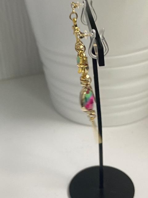 ハンドメイド フレームガラス変形オーバルのグリーンとピンクのグラデーションの樹脂のノンホールピアス  ピアスに変更可能 < 女性ファッション  ハンドメイド フレームガラス変形オーバルのグリーンとピンクのグラデーションの樹脂のノンホールピアス  ピアスに変更可能 < 女性ファッションの