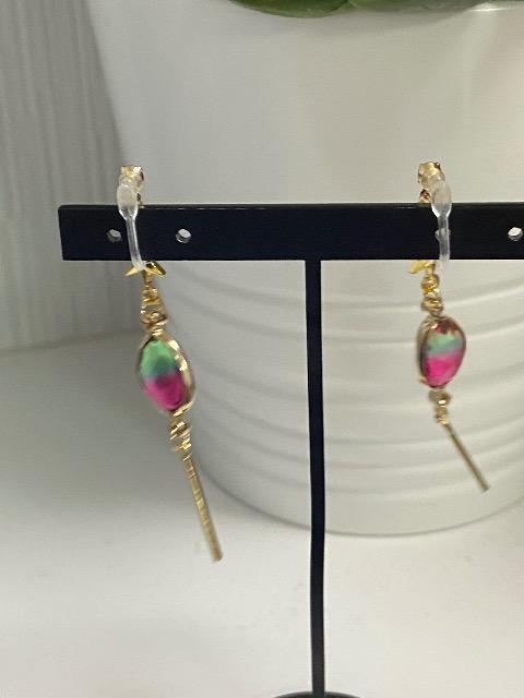 ハンドメイド フレームガラス変形オーバルのグリーンとピンクのグラデーションの樹脂のノンホールピアス  ピアスに変更可能 < 女性ファッション  ハンドメイド フレームガラス変形オーバルのグリーンとピンクのグラデーションの樹脂のノンホールピアス  ピアスに変更可能 < 女性ファッションの