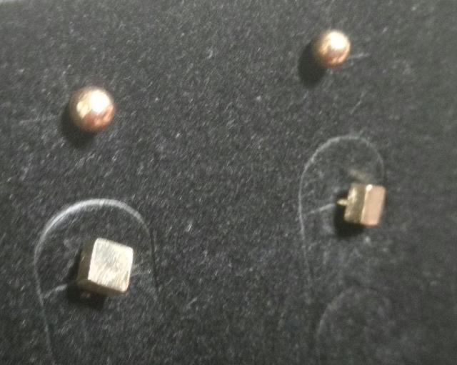 未使用 ピアス 2点セット スクエア ボール ゴールド シンプル < 女性アクセサリー/時計 未使用 ピアス 2点セット スクエア ボール ゴールド シンプル < 女性アクセサリー/時計の