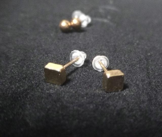 未使用 ピアス 2点セット スクエア ボール ゴールド シンプル < 女性アクセサリー/時計 未使用 ピアス 2点セット スクエア ボール ゴールド シンプル < 女性アクセサリー/時計の