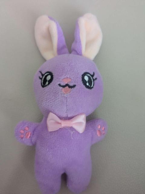 パープルバニー ぬいぐるみ リボン付き ふわふわ触感のキュートなうさぎのマスコット < おもちゃ パープルバニー ぬいぐるみ リボン付き ふわふわ触感のキュートなうさぎのマスコット < おもちゃの