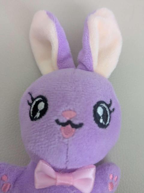 パープルバニー ぬいぐるみ リボン付き ふわふわ触感のキュートなうさぎのマスコット < おもちゃ パープルバニー ぬいぐるみ リボン付き ふわふわ触感のキュートなうさぎのマスコット < おもちゃの