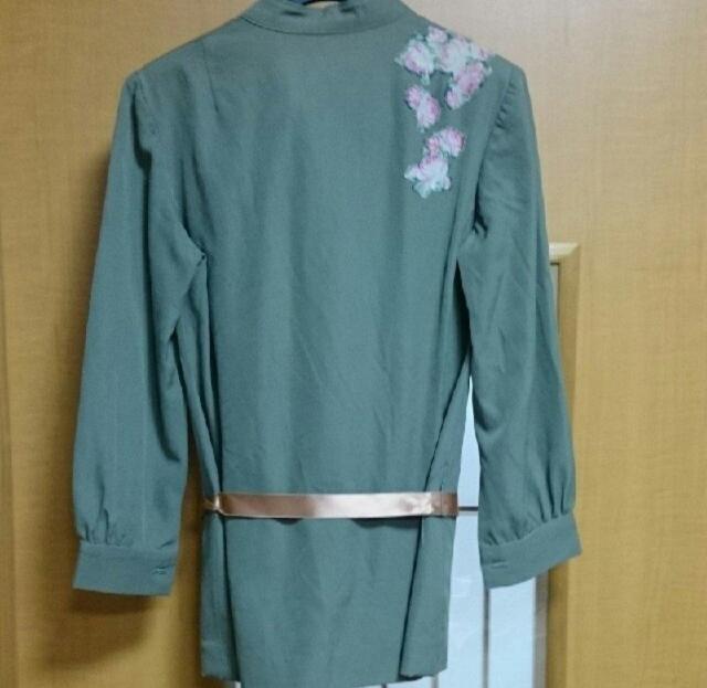 グレー リメイク 厚地シャツ ピンクサテンリボンベルト 花アップリケ 昭和ビンテージ 昭和レトロ M スーザン・チャンチオロ風 < 女性ファッション  グレー リメイク 厚地シャツ ピンクサテンリボンベルト 花アップリケ 昭和ビンテージ 昭和レトロ M スーザン・チャンチオロ風 < 女性ファッションの