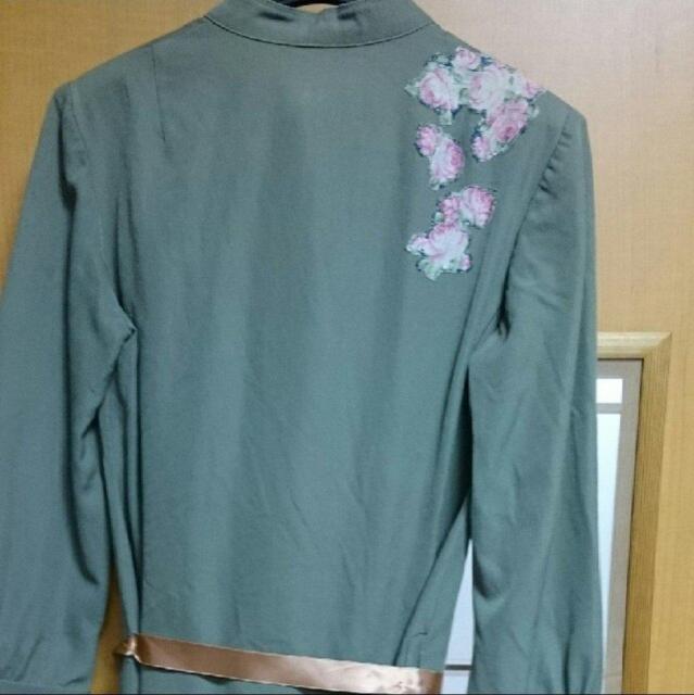 グレー リメイク 厚地シャツ ピンクサテンリボンベルト 花アップリケ 昭和ビンテージ 昭和レトロ M スーザン・チャンチオロ風 < 女性ファッション  グレー リメイク 厚地シャツ ピンクサテンリボンベルト 花アップリケ 昭和ビンテージ 昭和レトロ M スーザン・チャンチオロ風 < 女性ファッションの