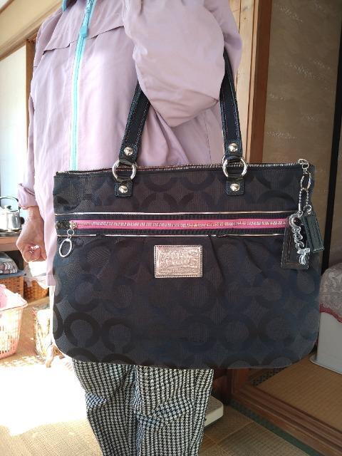 正規品 コーチ COACH オプアート柄 チャーム3付きトートバッグ 黒 < ブランド 正規品 コーチ COACH オプアート柄 チャーム3付きトートバッグ 黒 < ブランドの