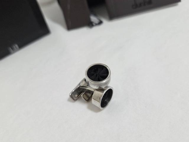 正規レア アルフレッドダンヒル ラウンドコンビカフス サークルカフリンクス 黒系 銀 デザインアート ジュエリーボタン 付属有 < ブランド  正規レア アルフレッドダンヒル ラウンドコンビカフス サークルカフリンクス 黒系 銀 デザインアート ジュエリーボタン 付属有 < ブランドの