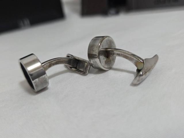 正規レア アルフレッドダンヒル ラウンドコンビカフス サークルカフリンクス 黒系 銀 デザインアート ジュエリーボタン 付属有 < ブランド  正規レア アルフレッドダンヒル ラウンドコンビカフス サークルカフリンクス 黒系 銀 デザインアート ジュエリーボタン 付属有 < ブランドの