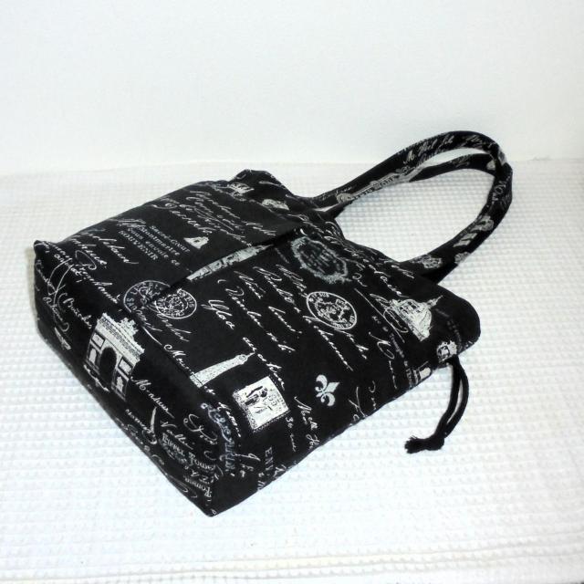 @◆エッフェル塔・凱旋門・パリ×黒地◆外ポケットA持ち手付き巾着バッグ◆ < 女性ファッション  @◆エッフェル塔・凱旋門・パリ×黒地◆外ポケットA持ち手付き巾着バッグ◆ < 女性ファッションの