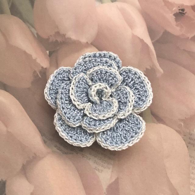 ハンドメイド♪ラメレース編み 薔薇風お花モチーフのブローチ < 女性ファッション  ハンドメイド♪ラメレース編み 薔薇風お花モチーフのブローチ  < 女性ファッションの