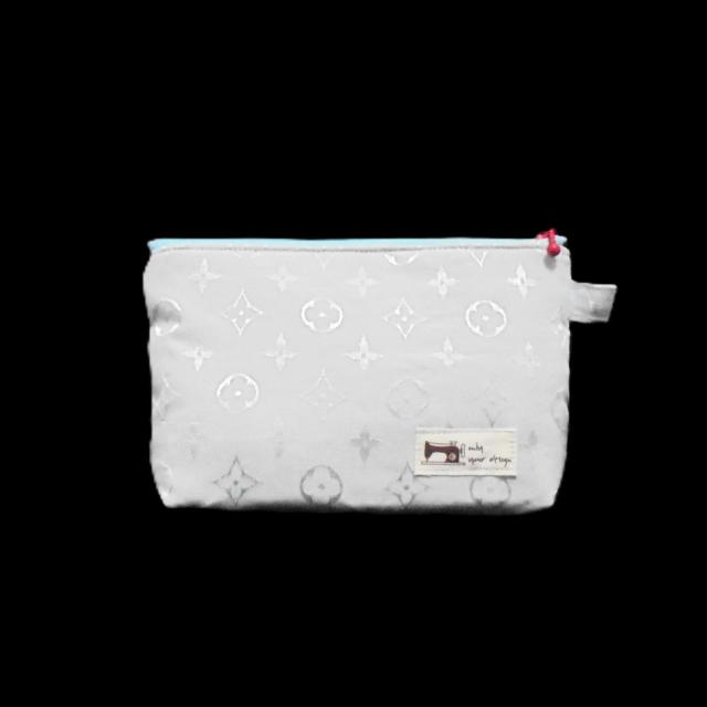 【21p幅】◆モノグラム柄パステルブルー◆ファスナーポーチ < 女性ファッション  【21p幅】◆モノグラム柄パステルブルー◆ファスナーポーチ  < 女性ファッションの