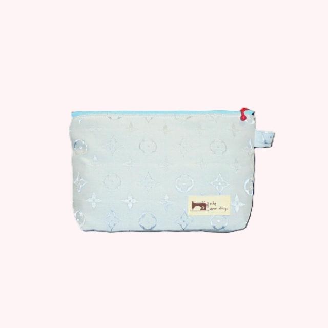 【21p幅】◆モノグラム柄パステルブルー◆ファスナーポーチ < 女性ファッション  【21p幅】◆モノグラム柄パステルブルー◆ファスナーポーチ < 女性ファッションの